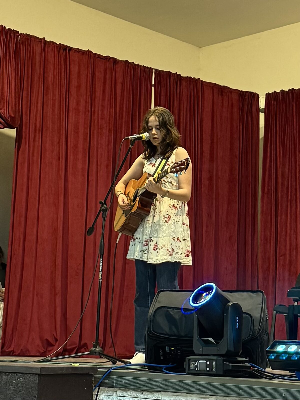 Moment de pe scenă la un concert al academiei 23